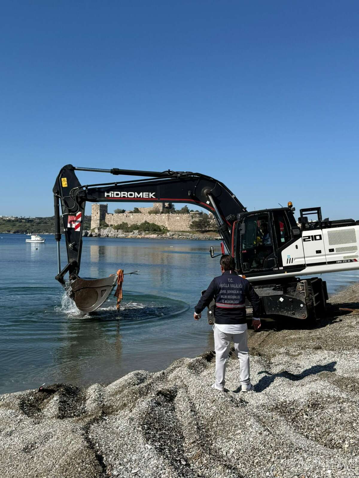 Bodrum’da Kaçak İskele ve Lüks Teknelere Büyük Operasyon: Turizm Sezonu Öncesi Sahiller Temizleniyor 13